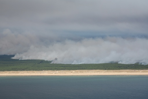 Chamas forçam milhares a fugir por terra e mar de seu paraíso de veraneio na França