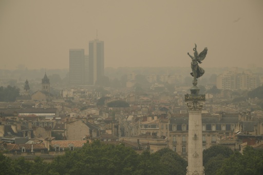 Cette photographie montre la fumée provenant d’incendies de forêt voisins recouvrant la ligne d’horizon de la ville de Bordeaux, le 26 juillet 2026 — Ed JONES / AFP