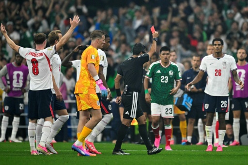 Inglês Jarell Quansah recebe 2 jogos de suspensão por expulsão contra o México