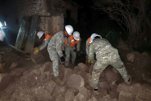 Esta fotografía, facilitada por el Ministerio de Defensa de Perú, muestra a equipos de emergencia entre viviendas derrumbadas en las afueras de Huancayo —situada a unos 300 km al este de Lima, en el departamento de Junín— el 19 de julio de 2026, tras un sismo de magnitud 5,1. — Handout / AFP