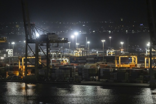 El puerto de Dakar, núcleo del "cruel e innecesario" tráfico de aletas de tiburón