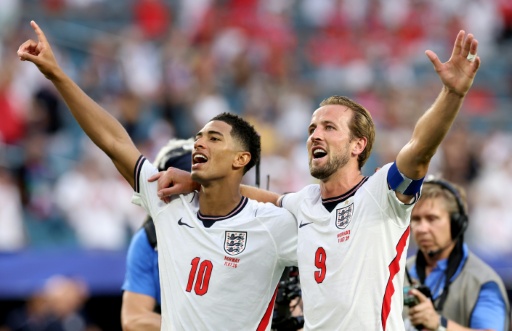 Jude Bellingham y Harry Kane saludan a los aficionados al término de la victoria de Inglaterra ante Noruega en cuartos de final del Mundial, en el Miami Stadium, el 11 de julio de 2026