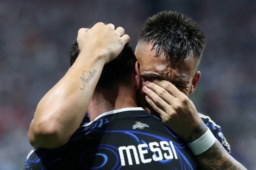 El delantero Lautaro Martínez celebra con el astro Lionel Messi la clasificación de Argentina a la final del Mundial, tras vencer a Inglaterra en Atlanta el 15 de julio de 2026 — Thomas COEX / AFP