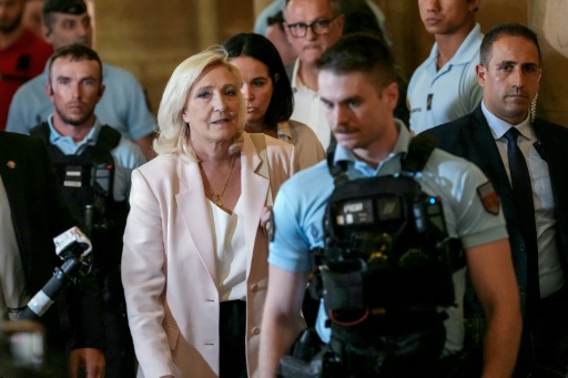 Candidate ou pas? Eligible mais sous bracelet, Marine Le Pen doit trancher