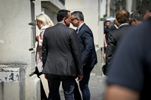 Marine Le Pen (g), présidente du groupe parlementaire du Rassemblement national (RN), arrive au nouveau siège du parti, le 7 juillet 2026 à Paris, après avoir été condamnée par la cour d'appel de Paris lors du procès en appel pour détournement de fonds publics européens dans l'affaire des emplois présumés fictifs au Parlement européen
