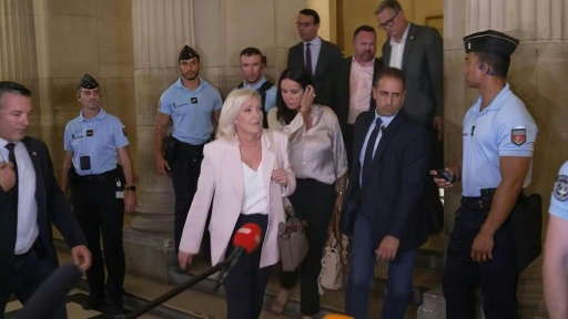 Marine Le Pen quitte le palais de justice sans faire de déclaration