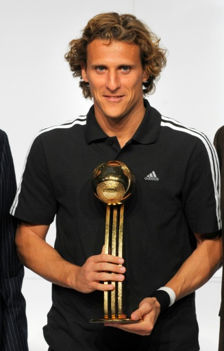 El futbolista uruguayo Diego Forlán posa con el Balón de Oro del Mundial de 2010 el 14 de diciembre de ese año en Herzogenaurach, Alemania — Christof Stache / AFP