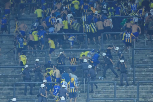 Hinchas de Rosario Central chocan con policías tras el partido con Corinthians en la vuelta de los octavos de final de la Copa Libertadores, en la Neo Química Arena, en Sao Paulo, el 20 de agosto de 2026 — Miguel SCHINCARIOL / AFP