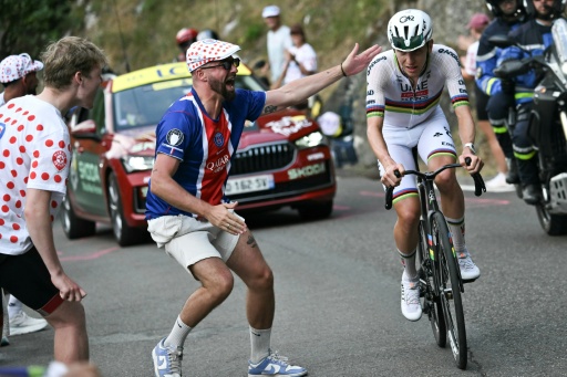 Aficionados animan a Tadej Pogacar durante los últimos kilómetros de la sexta etapa del Tour de Francia. Cerca de Gavarnie-Gèdre (Pirineos franceses), el 9 de julio de 2026