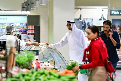 Clientes en un supermercado del centro comercial Mercato Mall, en Dubái, el 24 de agosto de 2026 — Giuseppe CACACE / AFP