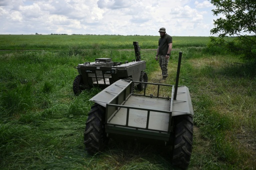 Un militar ucraniano pone a prueba las capacidades todoterreno de un dron terrestre el 5 de junio de 2026, en un lugar no revelado de la región de Zaporiyia, en el sur de Ucrania — Genya SAVILOV / AFP