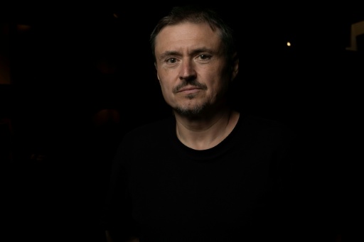 Le réalisateur roumain Cristian Mungiu pose le 17 août 2026 à Paris — Kenzo TRIBOUILLARD / AFP