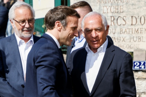 Emmanuel Macron (C) et François Patriat (D), le 28 mars 2022 à Dijon — Ludovic MARIN / AFP