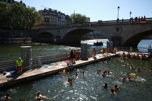 Splish-splash! Parisians and tourists soak in the Seine