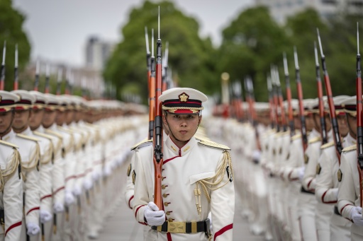 Japón considera necesario reforzar sus fuerzas armadas con "urgencia"