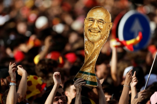 L'équipe d'Espagne pose avec son trophée sur le tarmac de l'aéroport de Madrid-Barajas à son arrivée des États-Unis après avoir remporté la Coupe du monde 2026, le 20 juillet 2026 — Oscar DEL POZO / AFP