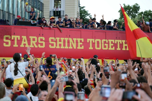 L'équipe d'Espagne brandit son trophée après sa victoire face à l'Argentine en finale du Mondial 2026 de football, le 19 juillet 2026 à East Rutherford, dans le New Jersey — Odd ANDERSEN / AFP