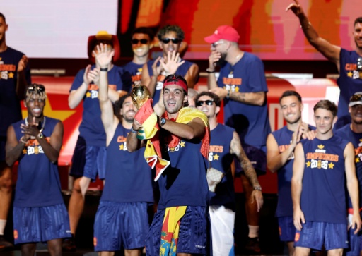 Le buteur de la finale, Ferran Torres, brandit la Coupe du monde, lors des festivités en l'honneur des champions du monde espagnols, le 20 juillet 2026 à Madrid — Oscar DEL POZO / AFP