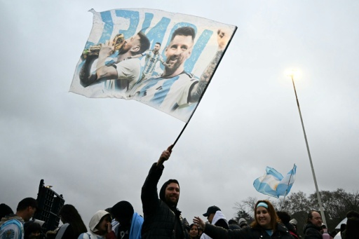 Un drapeau à l'effigie de Lionel Messi brandi par un supporter, au camp d'entraînement d'Ezeiza près de Buenos Aires, le 20 juillet 2026 — Luis ROBAYO / AFP