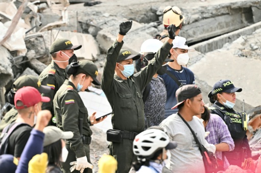 Colombian police officers help search for survivors amid the rubble of a building that collapsed in Monday's earthquake — Luis ACOSTA / AFP