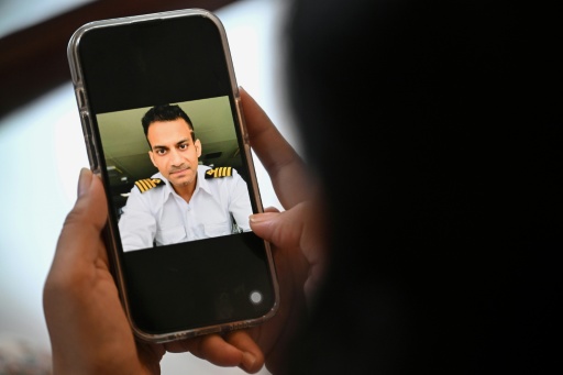 Ajay Pant, aquí en el teléfono de su esposa, está detenido en Reino Unido acusado de transportar petróleo ruso sancionado — Arun SANKAR / AFP