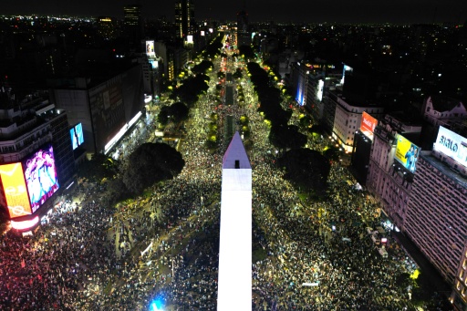 Aficionados celebran la victoria de Argentina sobre Inglaterra en la semifinal del Mundial en el Obelisco de Buenos Aires, el 15 de julio de 2026 — Luis ROBAYO / AFP