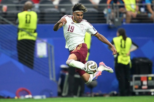 El delantero español Lamine Yamal controla un balón durante la semifinal del Mundial contra Francia, disputada en el Estadio de Dallas de Arlington (Texas), el 14 de julio de 2026 — MAURO PIMENTEL / AFP