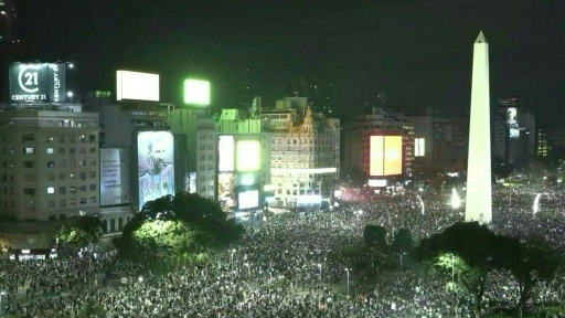 Argentinos celebran la remontada de película ante Inglaterra — Magali CERVANTES, Noemi GRAGERA, Franco FAFASULI, Alfred DAVIES, Theo Shaw, Franco FAFASULI, Magali CERVANTES, Noemi GRAGERA, Sarairis MARIN / AFP