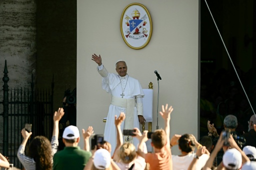 Papst Leo bei Besuch in Assisi von tausenden jungen Menschen begeistert empfangen