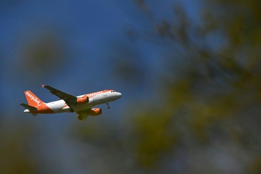 Un avion de la compagnie britannique EasyJet à l'approche de l'aéroport de Liverpool au Royaume-Uni, le 22 avril 2026
