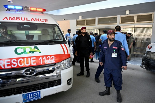 Des agents de sécurité se tiennent près d'une ambulance après un incendie à l'hôpital PIMS, à Islamabad, qui a coûté la vie à 14 nourrissons, le 26 août 2026. — Aamir QURESHI / AFP