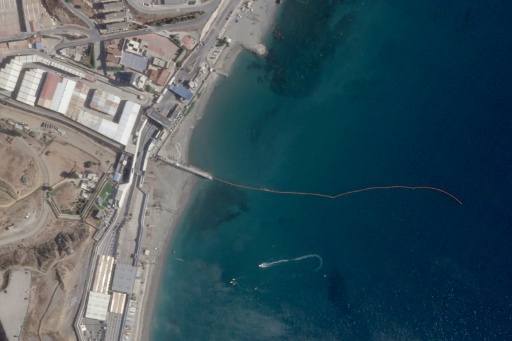 Cette photographie satellite, prise le 2 août 2026 et diffusée par Planet Labs PBC, montre la ligne de flottaison marquant la frontière maritime entre l'Espagne et le Maroc au large de l'enclave espagnole de Ceuta, en Afrique du Nord — Handout / AFP