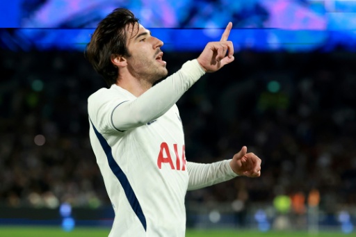 Ten-man Tottenham beat Chelsea 2-1 in Sydney