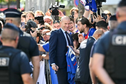 اللاعب الدولي الفرنسي السابق زين الدين زيدان يلتقط صور سيلفي مع الجماهير أثناء مغادرته المؤتمر الصحافي الخاص بتقديمه كمدرب جديد لمنتخب فرنسا لكرة القدم في مقر الاتحاد الفرنسي لكرة القدم. باريس، في 28 تموز/يوليو 2026. — لو بنوا