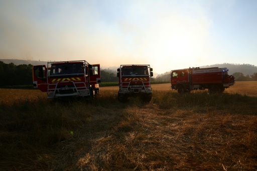 Des camions de pompiers stationnés près d'une zone où un incendie de forêt s'est déclaré, à Correns, dans le Var, le 1er août 2026 — Clement MAHOUDEAU / AFP