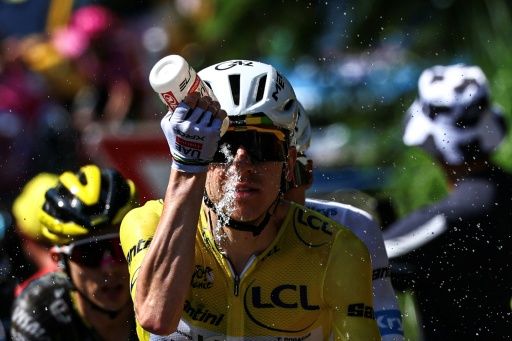 Le maillot jaune Tadej Pogacar s'asperge d'eau lors de la 9e étape du Tour de France, le 12 juillet 2026 entre Malemort et Ussel, en Corrèze
