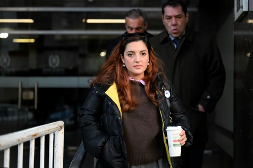 Jana Maradona, hija de la leyenda del fútbol argentino Diego Maradona, se retira del tribunal tras una audiencia del juicio por la muerte de su padre en San Isidro, provincia de Buenos Aires, Argentina, el 2 de julio de 2026