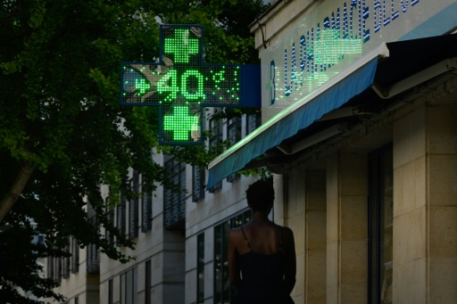 Un thermomètre de pharmacie affiche une température de 40°C à Bordeaux, eb Gironde, le 6 juillet 2026 lors d'une vague de chaleur en France