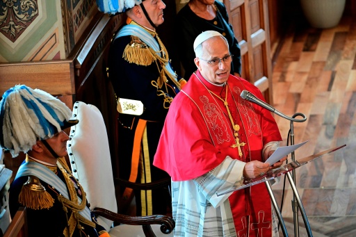 El papa visita San Marino, antes de hablar en un evento político en Rímini