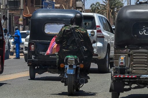 Un soldat de l'armée soudanaise porte une Kalachnikov en bandoulière, le 16 avril 2026 dans les rues de Khartoum — Khaled DESOUKI / AFP