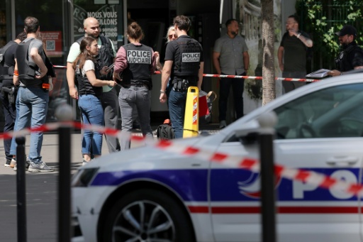 Paris police arrest man who wounded three women with knives