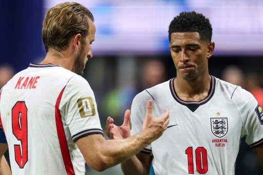 El centrocampista Jude Bellingham (d) y el delantero Harry Kane, de Inglaterra, se dan la mano tras perder la semifinal del Mundial de fútbol de 2026 entre Inglaterra y Argentina en el estadio de Atlanta, en Atlanta, el 15 de julio de 2026 — Odd ANDERSEN / AFP