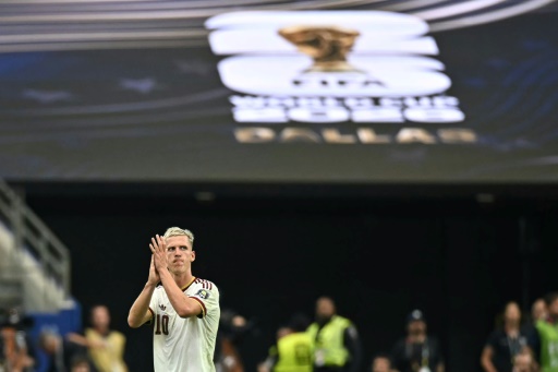 L'Espagnol Dani Olmo quitte le terrain lors de la demi-finale de la Coupe du monde contre la France le 14 juillet 2026 à Arlington aux Etats-Unis — Paul ELLIS / AFP