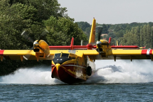 Un Canadair CL-415 de la Sécurité civile effectue un écopage dans la Seine à Chartrettes en Seine-et-Marne, le 13 juillet 2026, avant d'intervenir sur la forêt de Fontainebleau