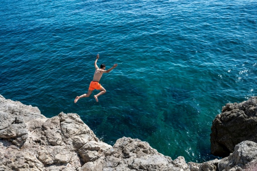 Un jeune saute de la corniche à Marseille le 11 août 2026 — Miguel MEDINA / AFP
