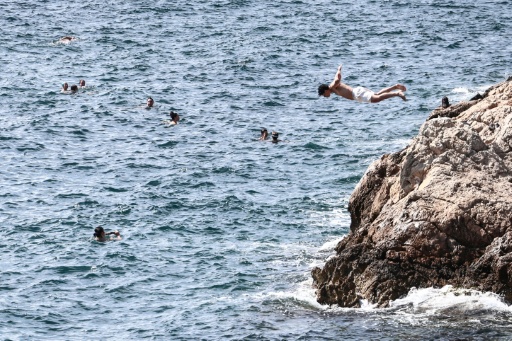 Un jeune saute de la corniche à Marseille le 11 août 2026 — Thibaud MORITZ / AFP