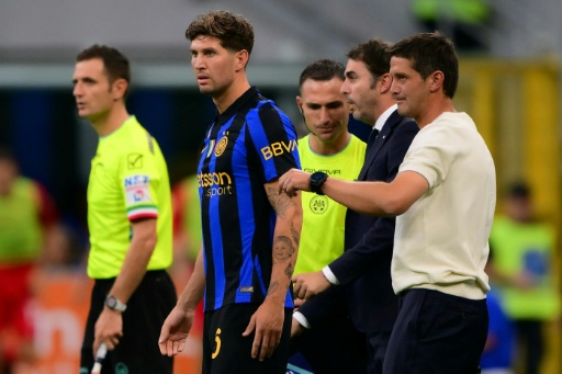 Le défenseur de l'Inter Milan John Stones entre en jeu lors du match contre Monza pour ses débuts en Serie A le 22 août 2026 à San Siro — Marco Bertorello / AFP
