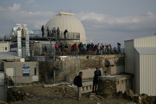 Des visiteurs obervent l'éclipse au Pic du Midi le 12 août 2026 — Ed JONES / AFP
