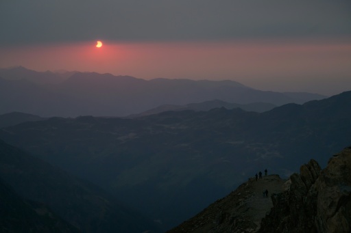 Des personnes observent la Lune passer devant le disque solaire lors d'une éclipse partielle, au sommet du Pic du Midi, le 12 août 2026 — Ed JONES / AFP