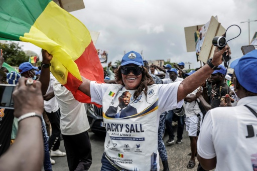 More than 1,000 supporters welcomed Macky Sall at the airport for his first visit to Senegal since leaving office — Patrick MEINHARDT / AFP